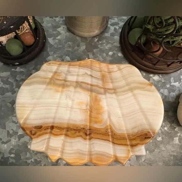 Vintage Onyx Seashell Keepsake Box - Picture 3 of 9
